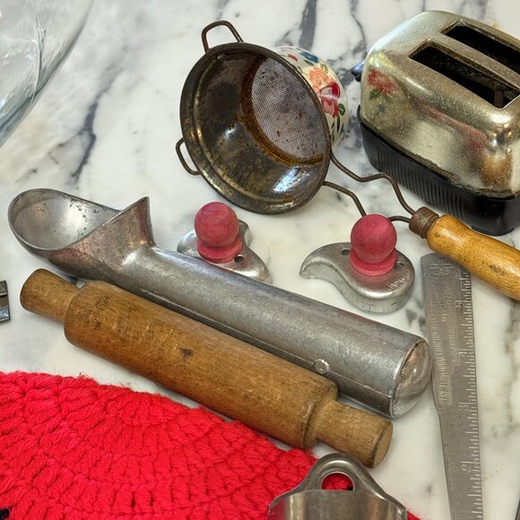 Retro Cookie jar Filled with retro kitchen utensils - Picture 13 of 17